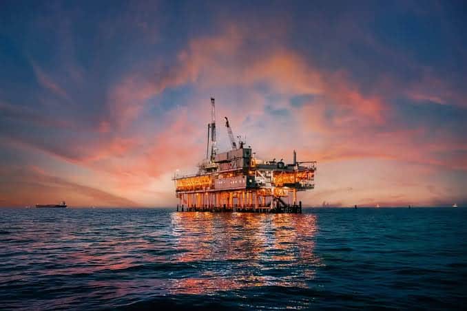 Offshore plattform i solnedgang, integritetstest for offshore og havvind