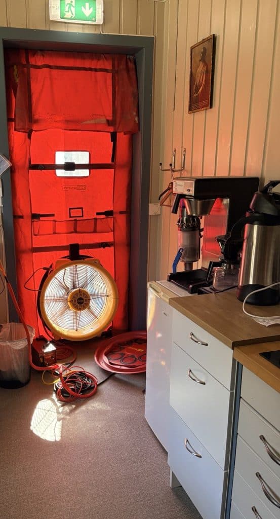 Door fan test med vifte og duk i døra til sakristiet