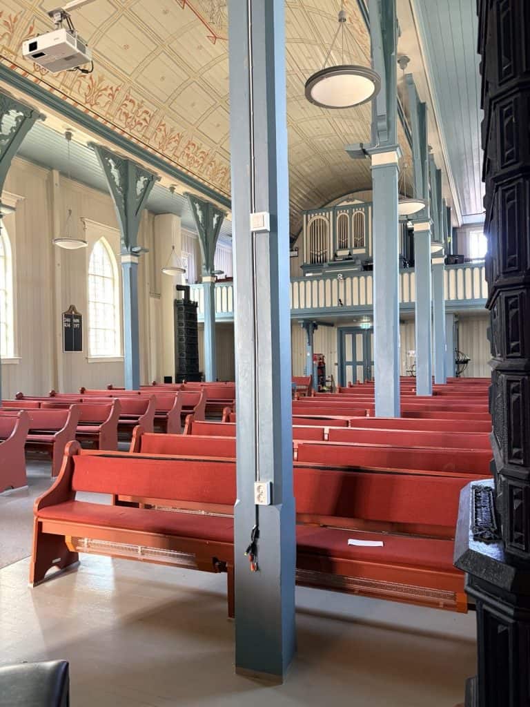 Kirkerom med benker og orgel, sone i inergenanlegg som integritetstestes