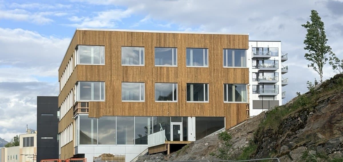 Nytt næringsbygg med trefasade på Finnsnes, tetthetskontroll