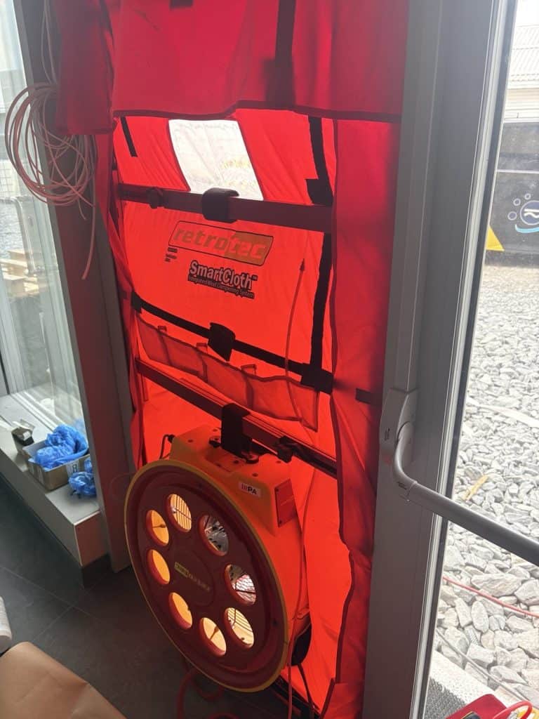 Retrotec vifte og duk i ytterdør under tetthetskontroll på Finnsnes